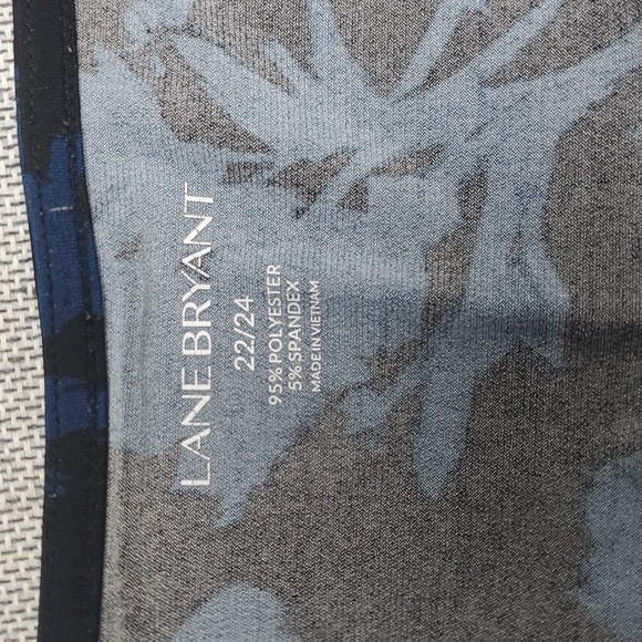 Lane Bryant - Women's Blouse Low-cut Short Sleeve - Size 22/24 - Picture 5 of 5